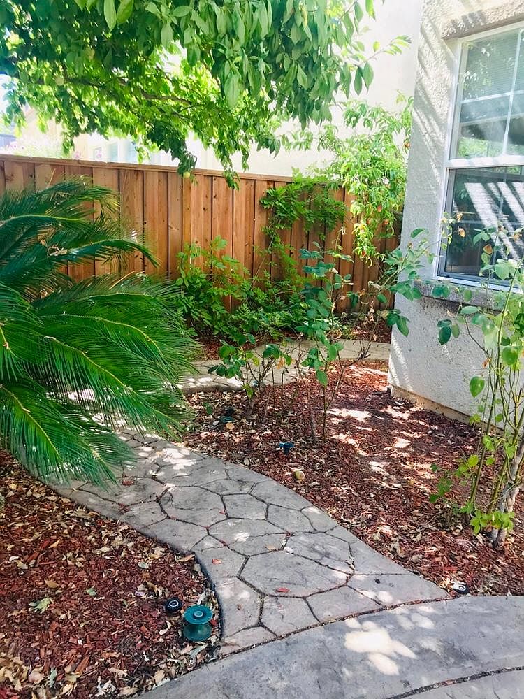 154 Crescent Plz photo 5
