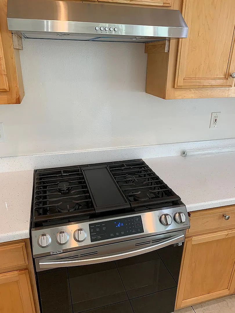 382 Tennis Ct photo 2