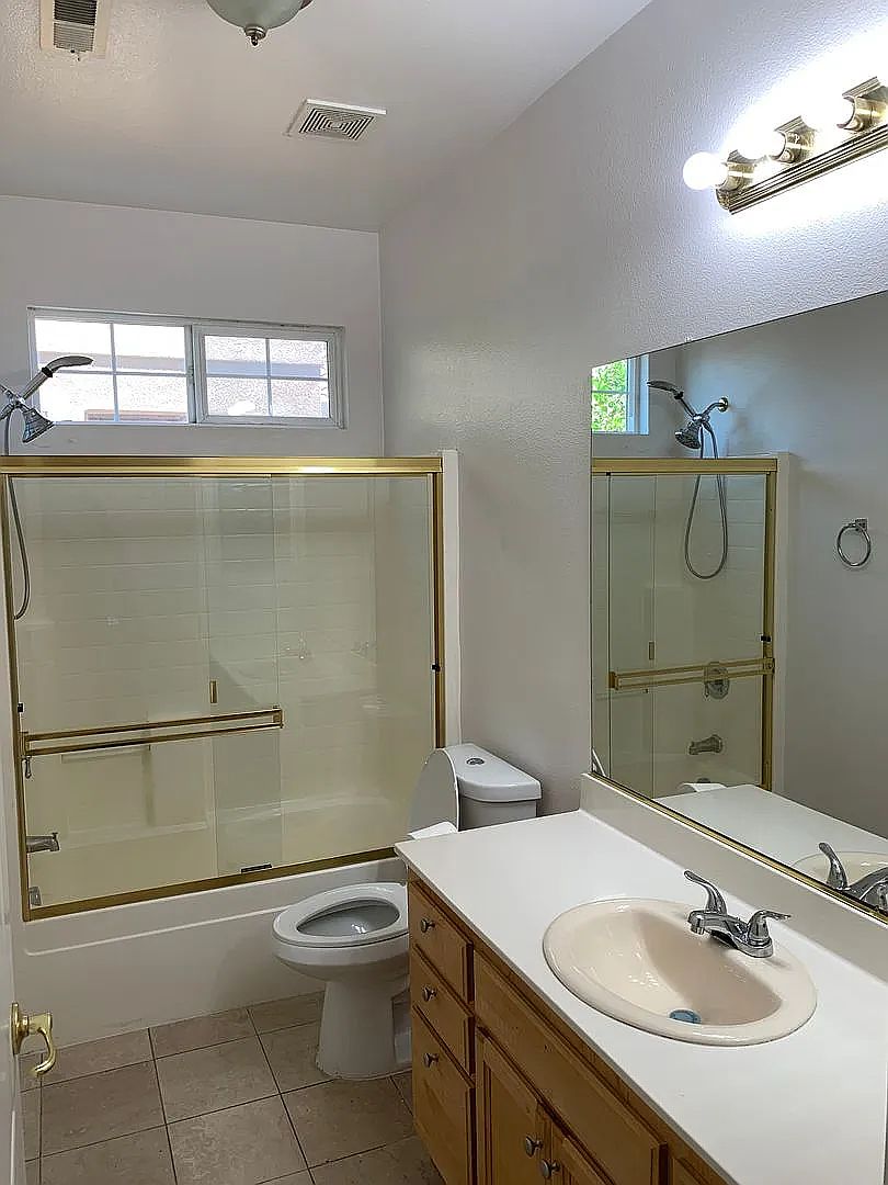 382 Tennis Ct photo 3