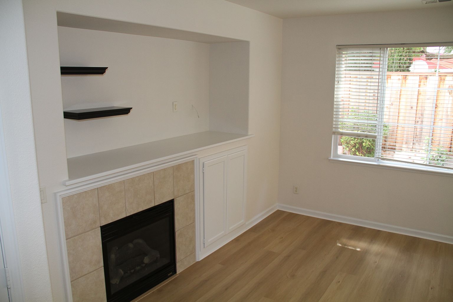 2177 Kingsbury Cir photo 4