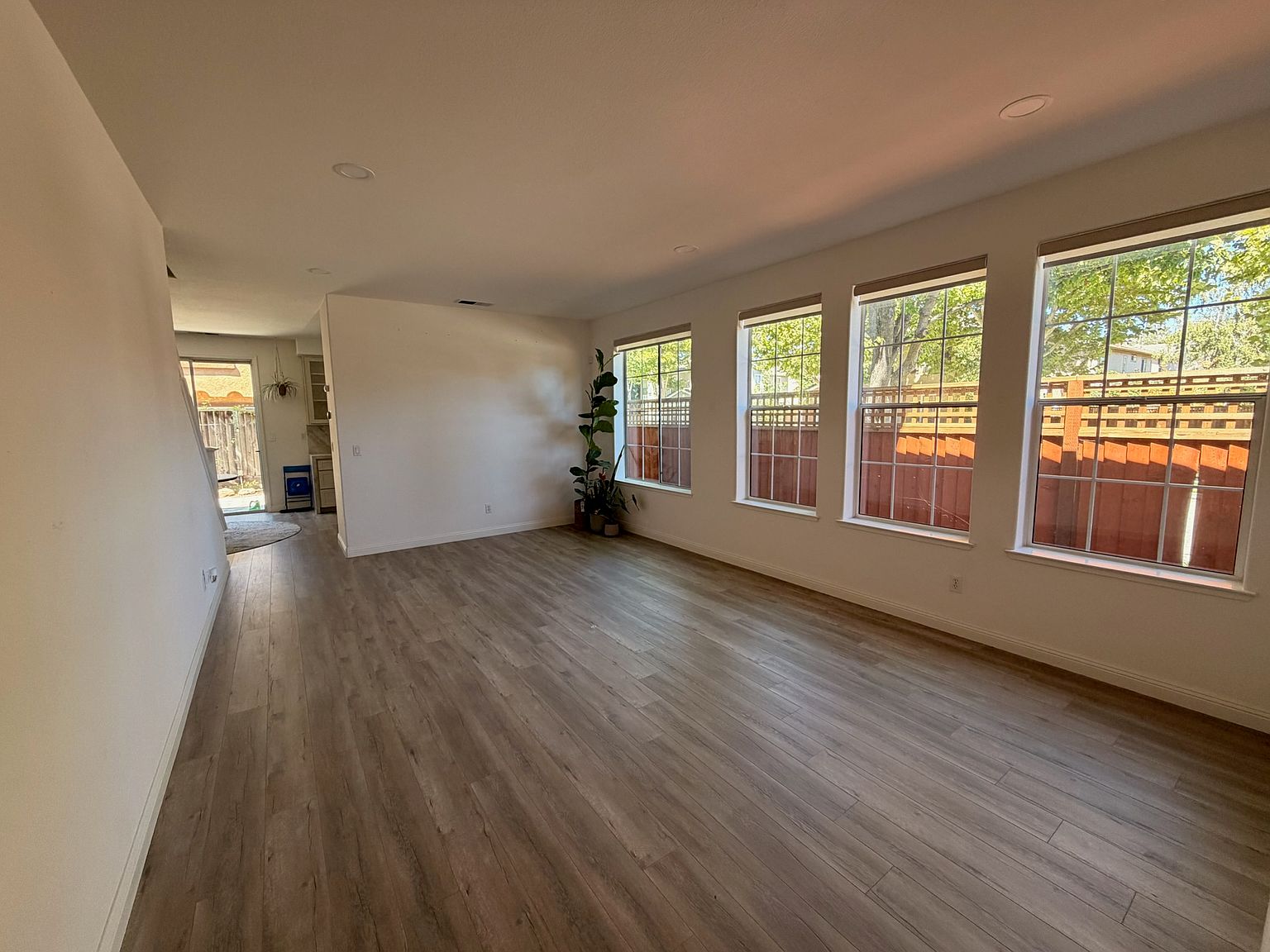 945 Desmet Dr photo 3