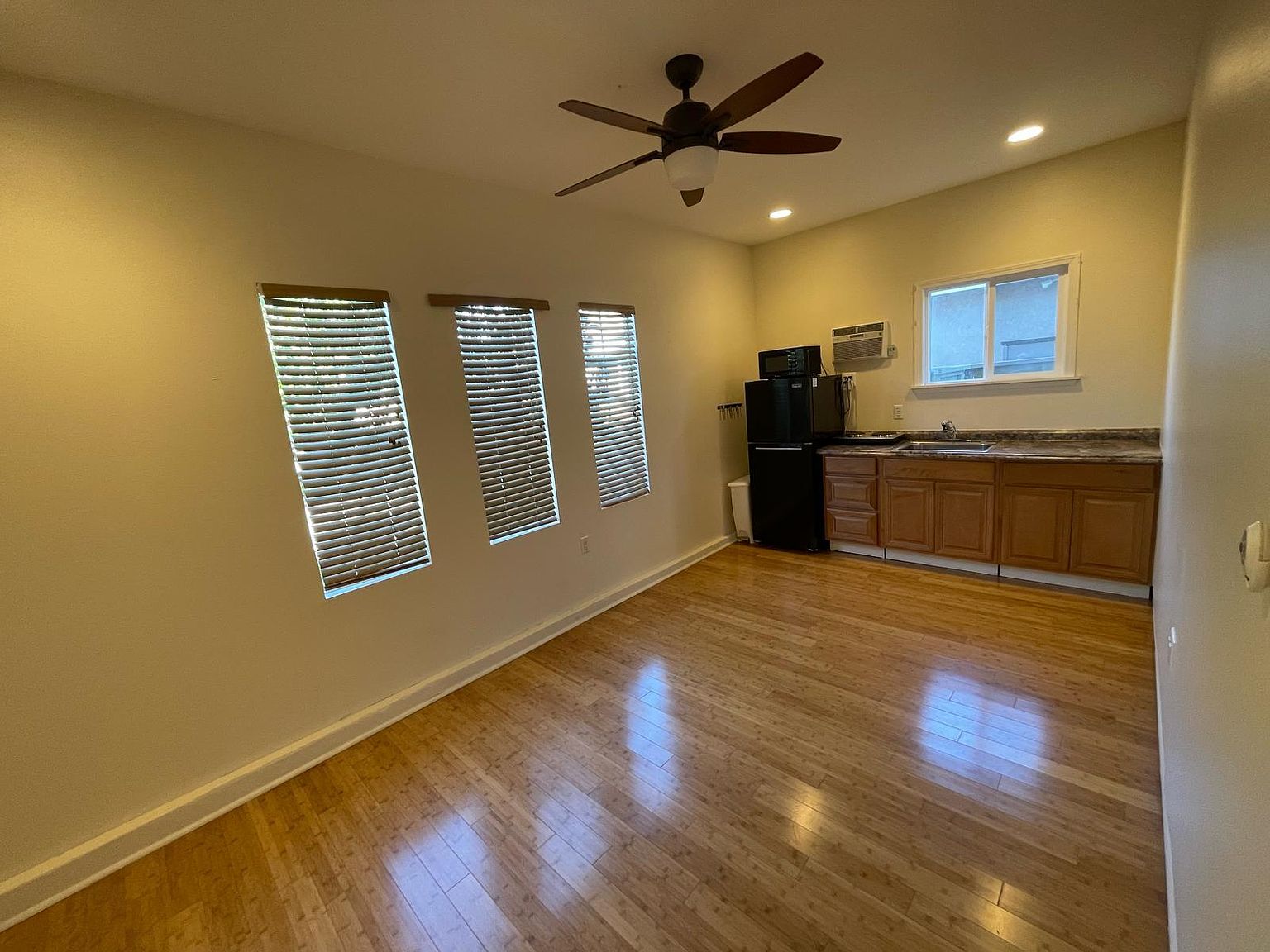 1863 Almagro Ln photo 3