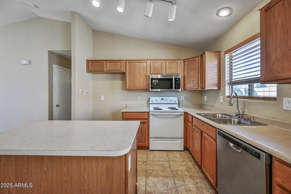 10930 W Wilshire Dr Avondale, AZ 85392 photo 4
