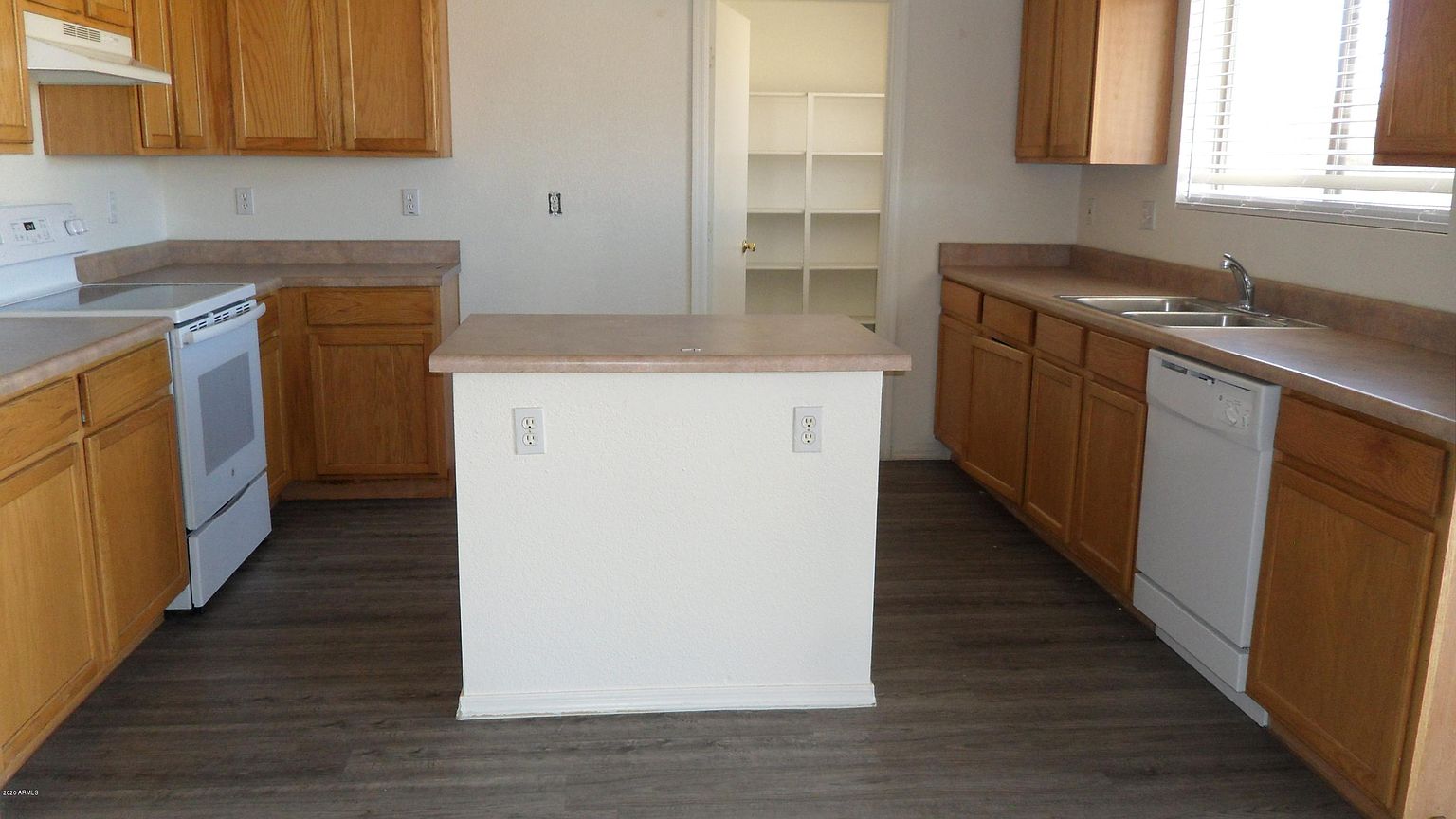 910 E Beth Dr photo 4