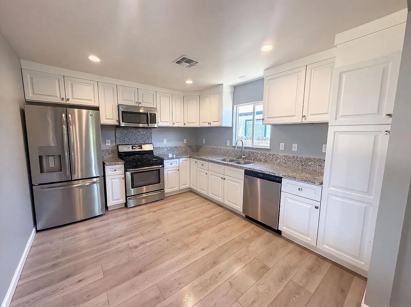 1113 E Beth Dr photo 3