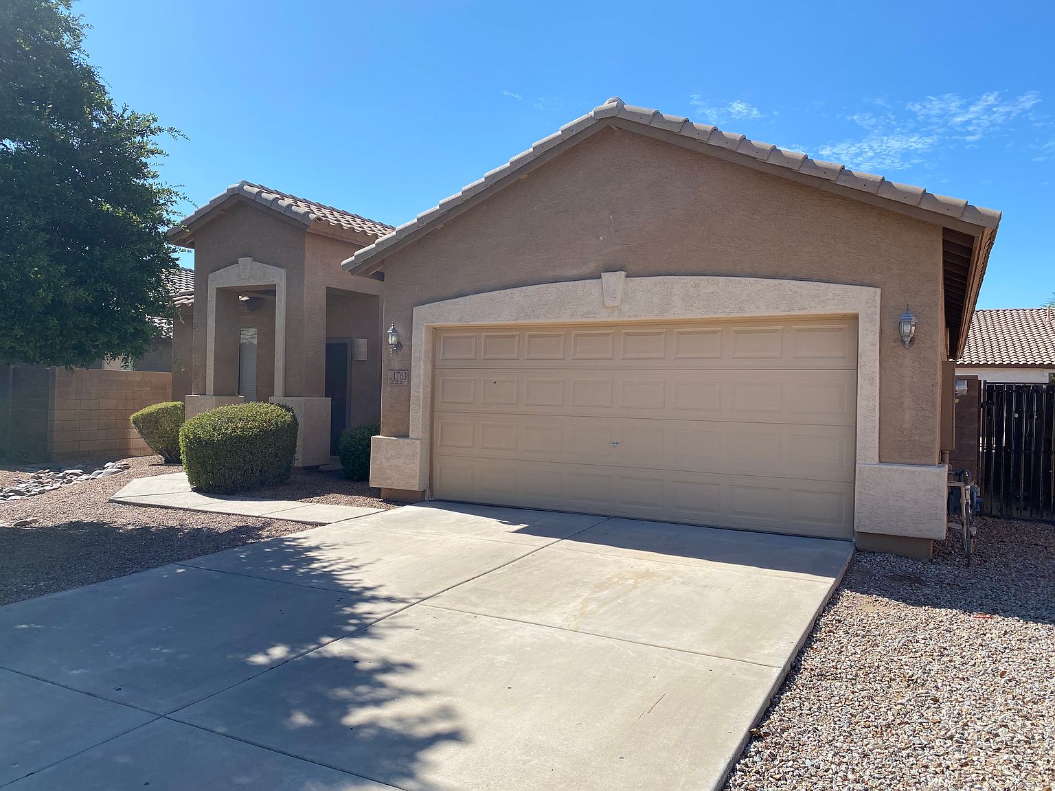 1763 E Wildhorse Pl photo 2