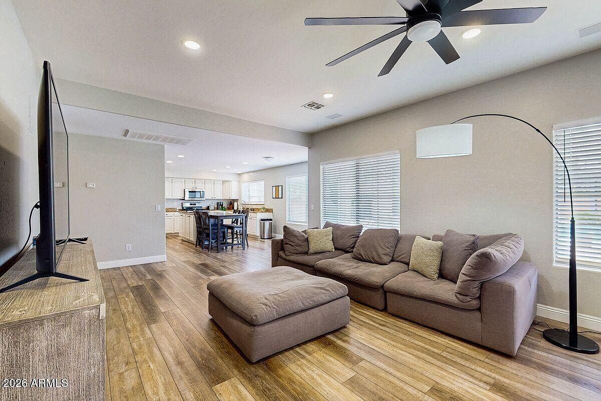 3288 E Devonshire Ave photo 4