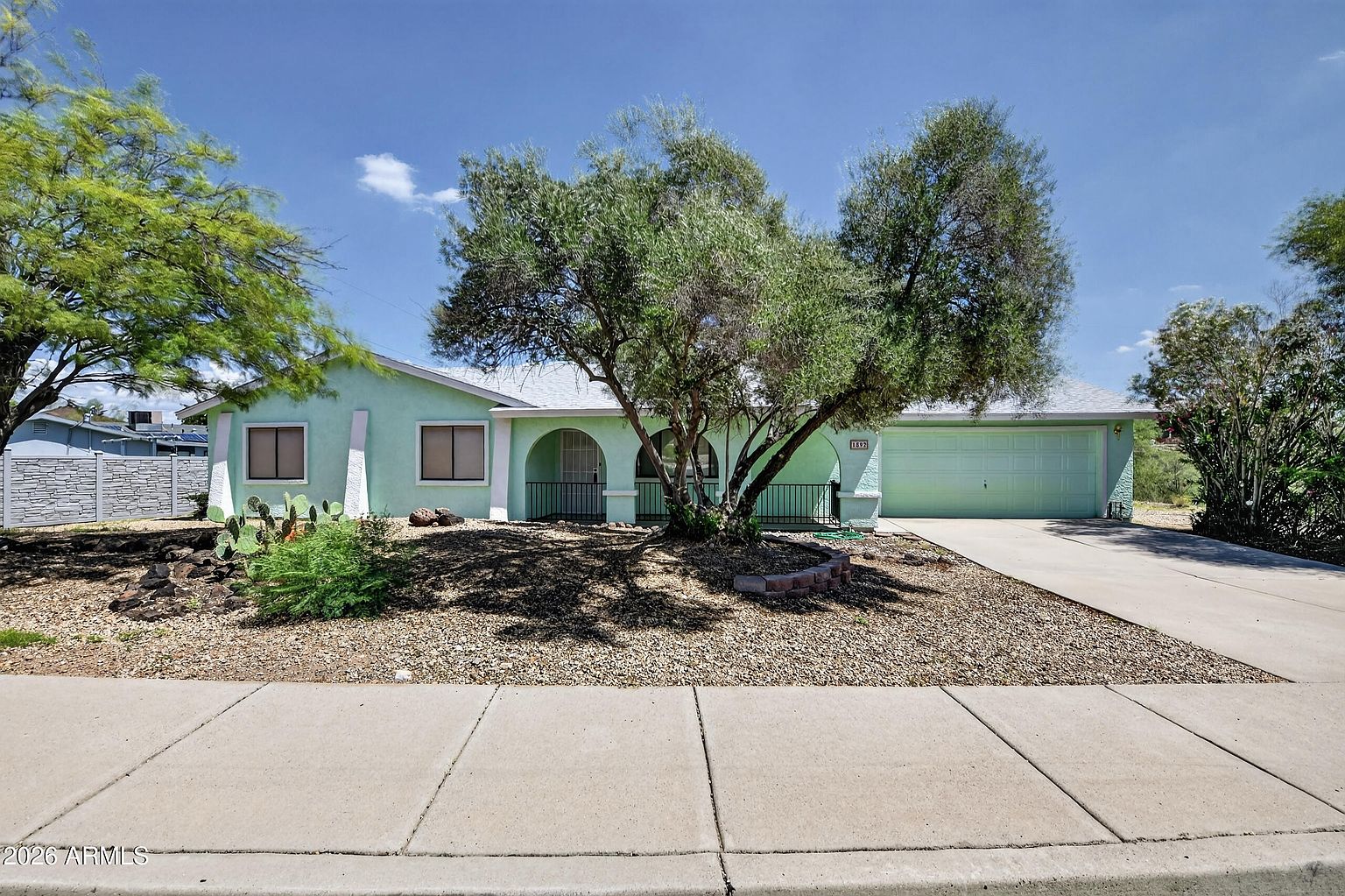 1892 Vista Dr photo 2