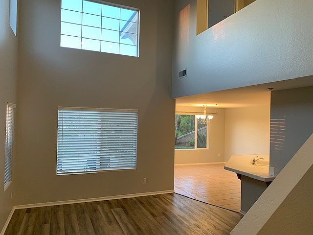 1615 Carriage Cir photo 4