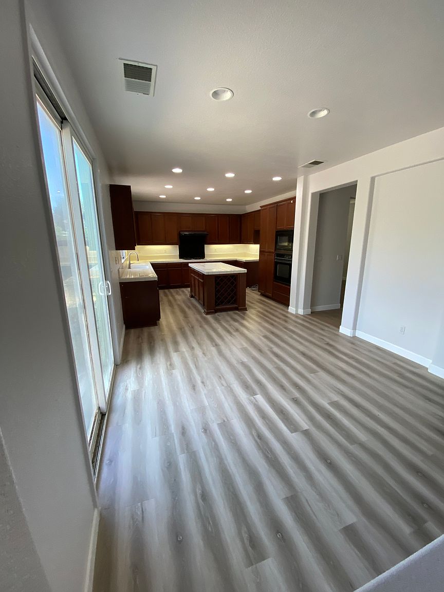 564 Presidio Pl photo 3