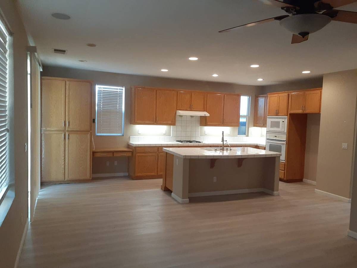 2998 Jackson Ave photo 2