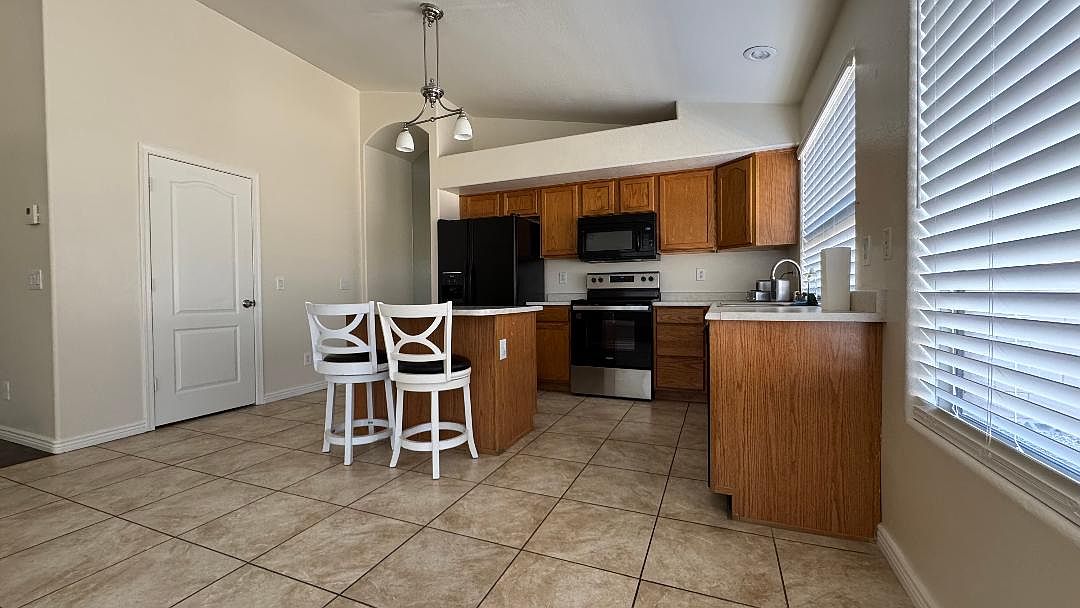 15949 W Linden St photo 3