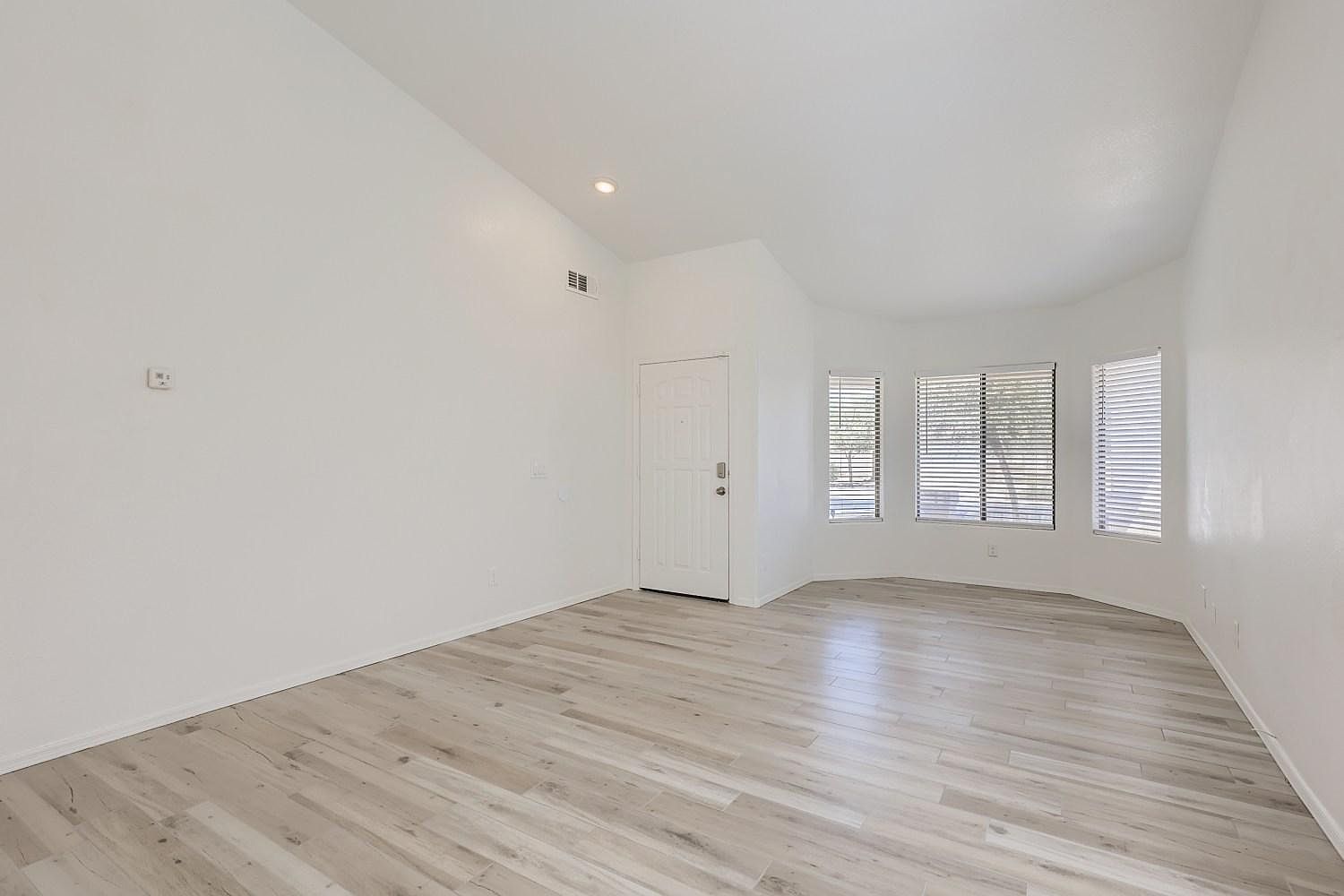 16033 W Diamond St photo 4