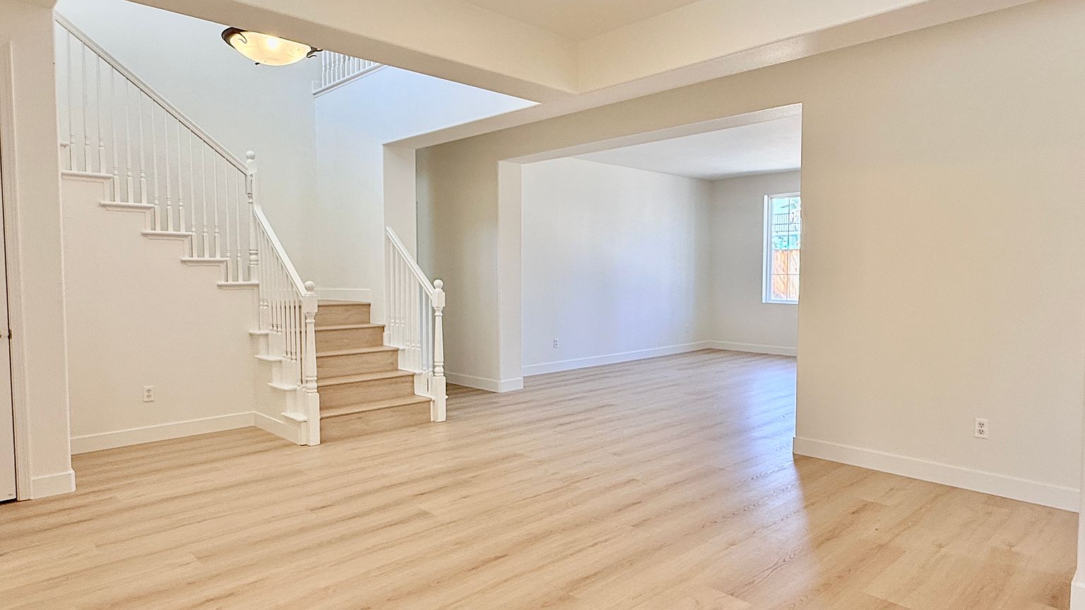 2477 Yosemite Way photo 4
