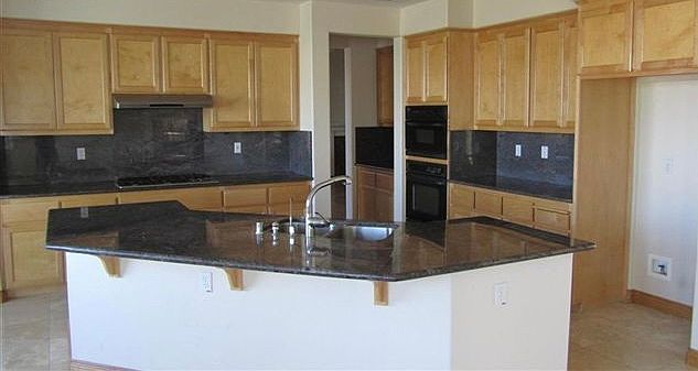 546 Lakeview Dr photo 2