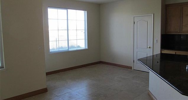 546 Lakeview Dr photo 3