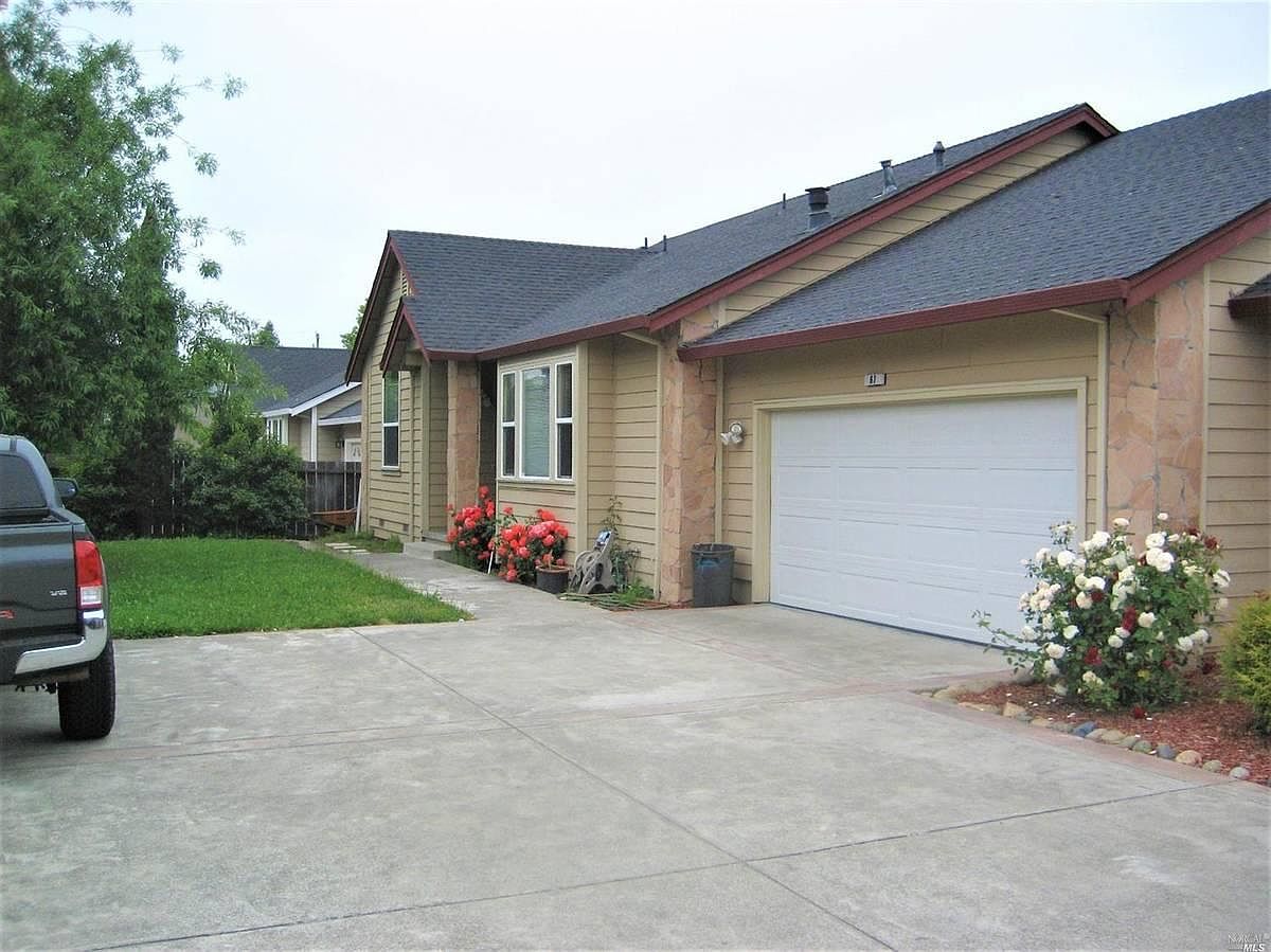 67 Cock Robin Ave photo 3