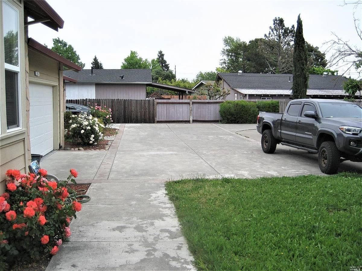 67 Cock Robin Ave photo 5