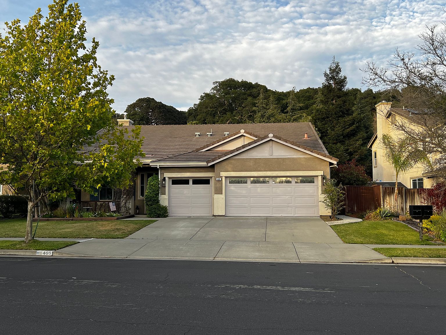 466 Mountain Meadows Dr photo 2
