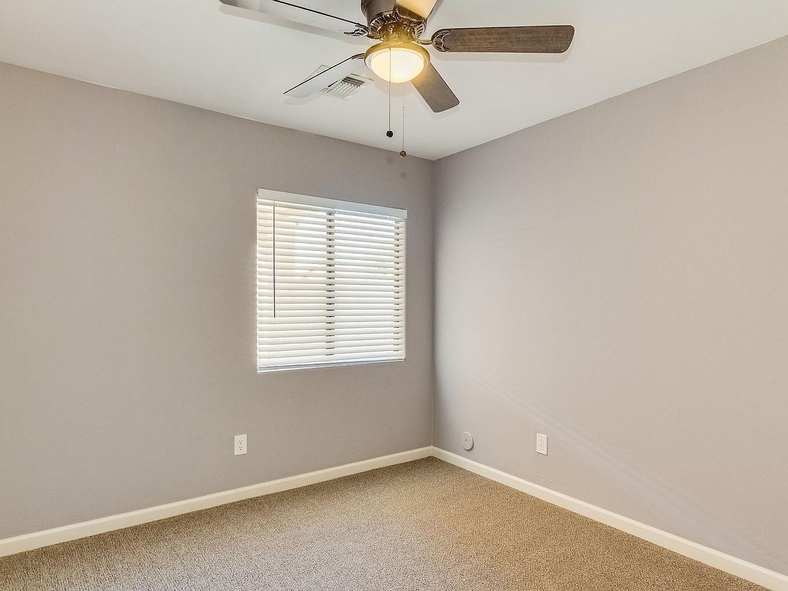 1622 W Nancy Ln photo 2