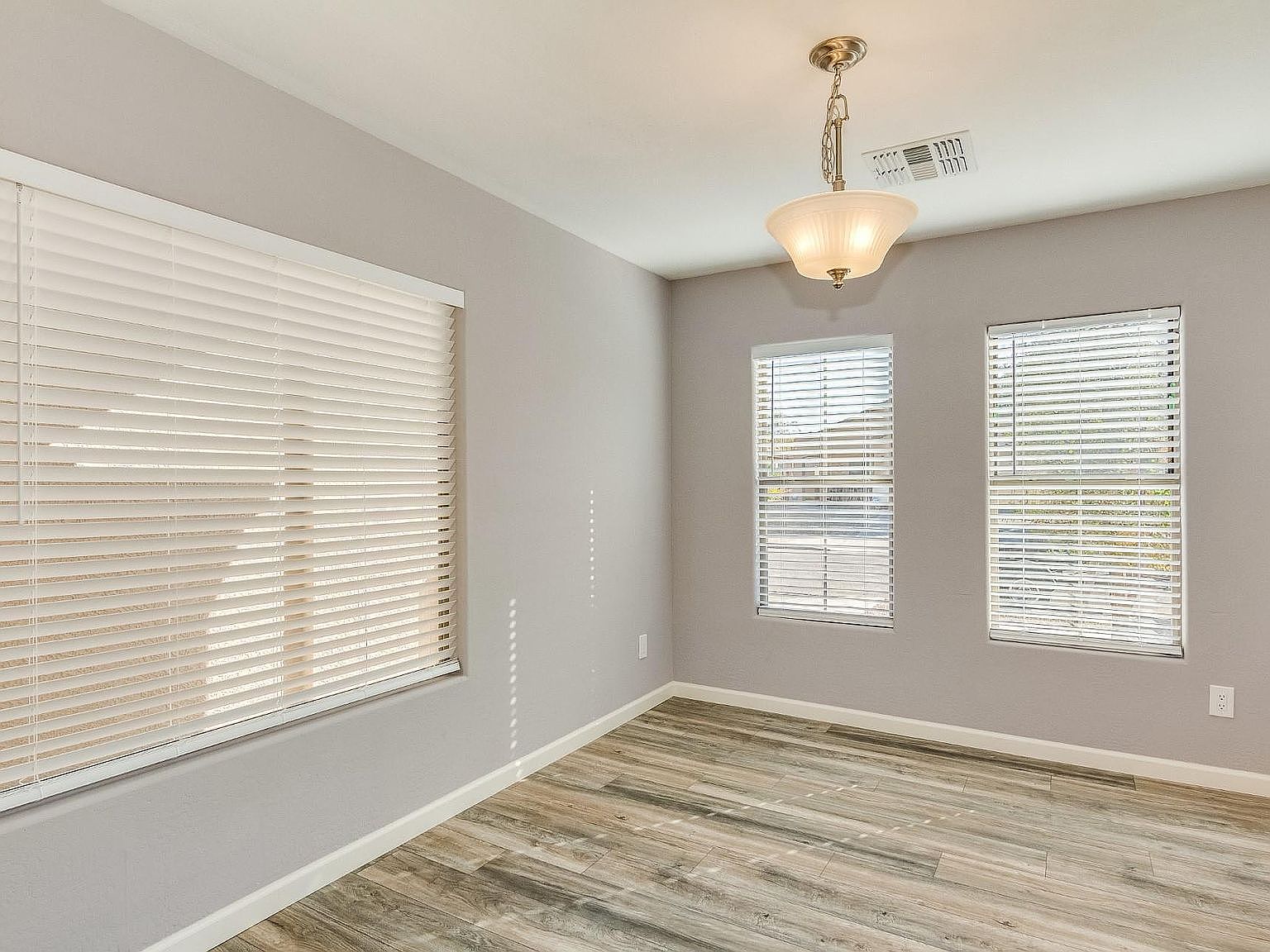 1622 W Nancy Ln photo 4