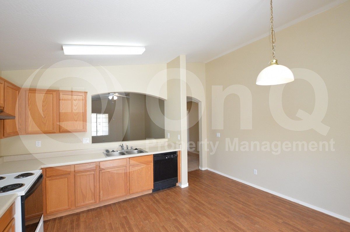 10039 E Crescent Ave photo 4