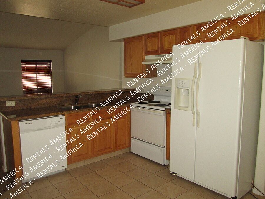 144 S Mulberry St photo 5