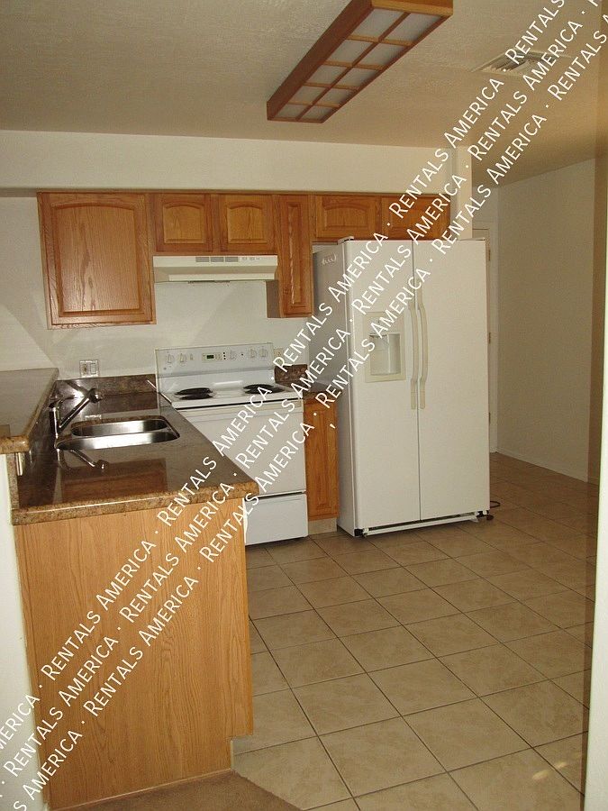 144 S Mulberry St photo 4