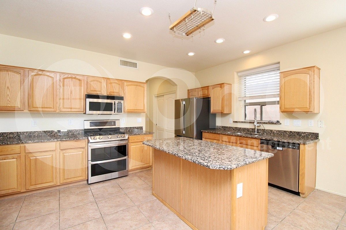 226 E Clairidge Dr photo 4