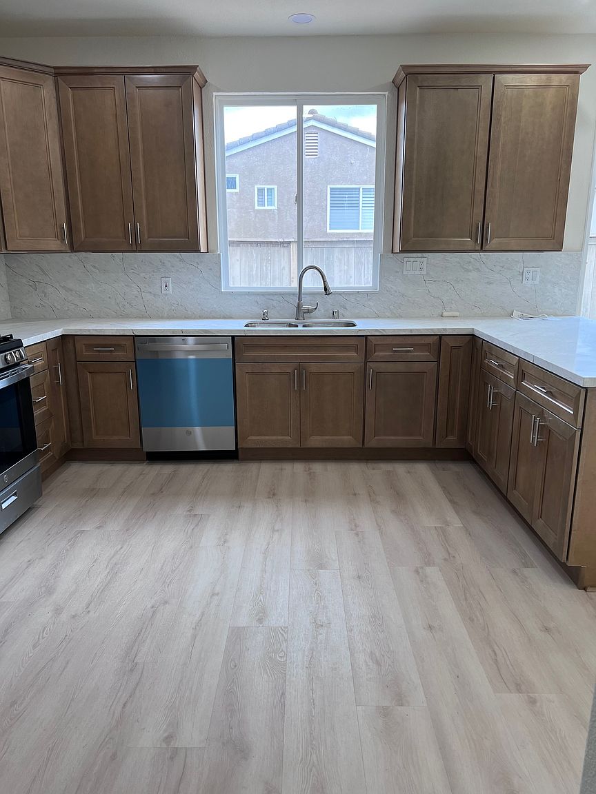 871 Yosemite Dr photo 2