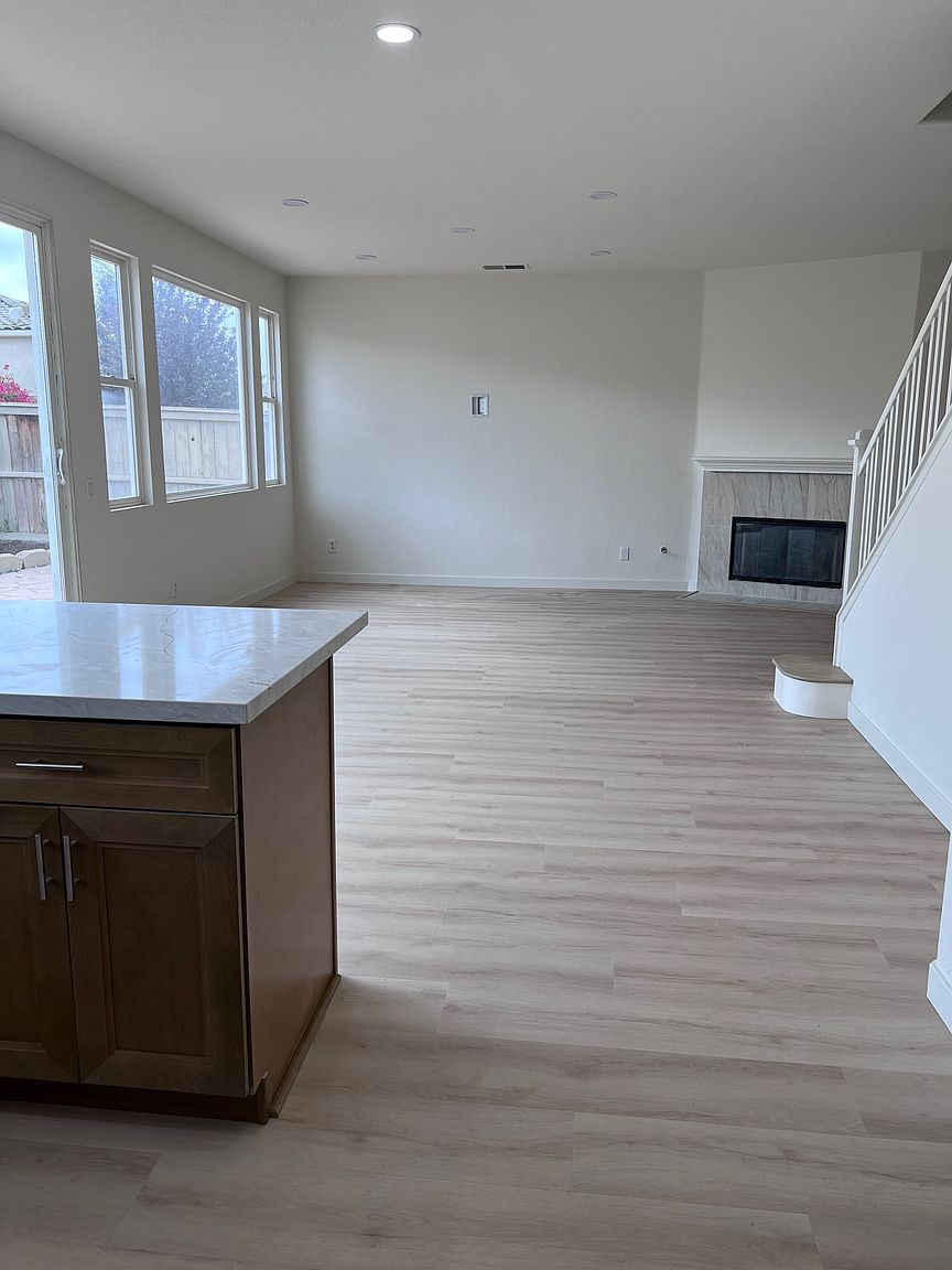 871 Yosemite Dr photo 3