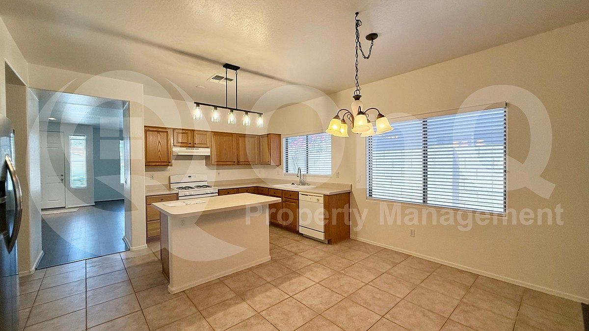 16232 W Hearn Rd photo 4