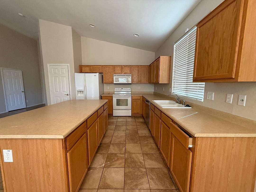 3094 E Sparrow Pl photo 3