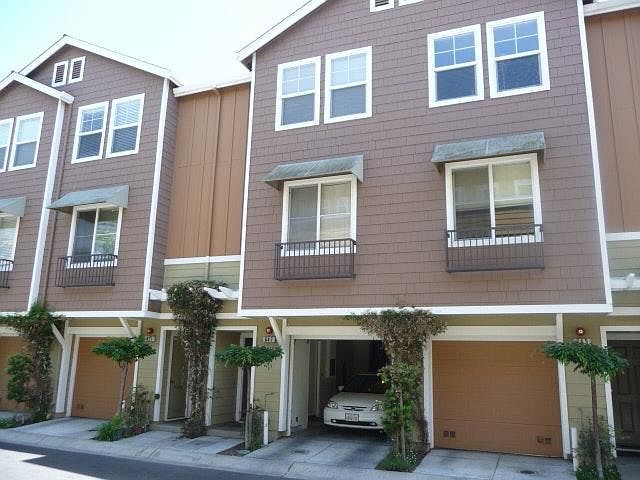 3BR/3BA Townhouse on Arcadia Dr · Hayward photo 3