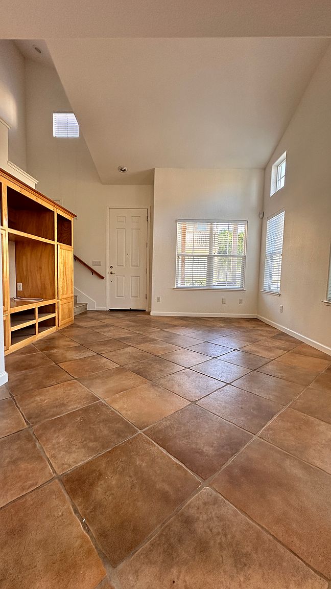 102 Adobe Ct photo 3