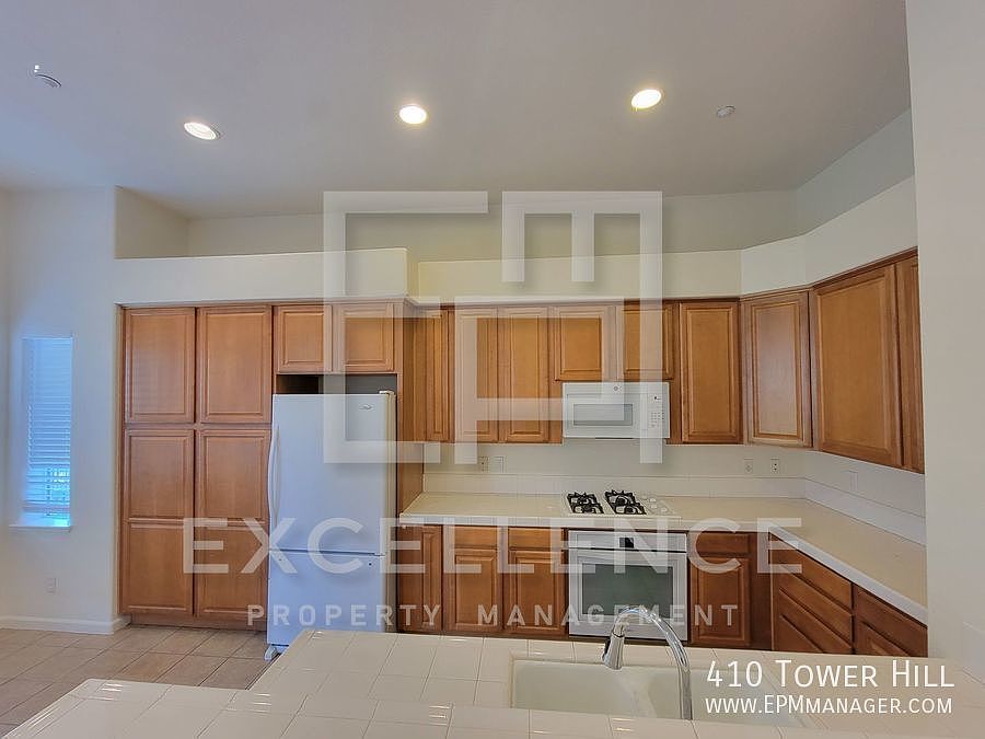 Spacious 3/2.5 Located In Communication Hills, With Two 1 Car Garages, W/D & Large Master Retreat photo 4