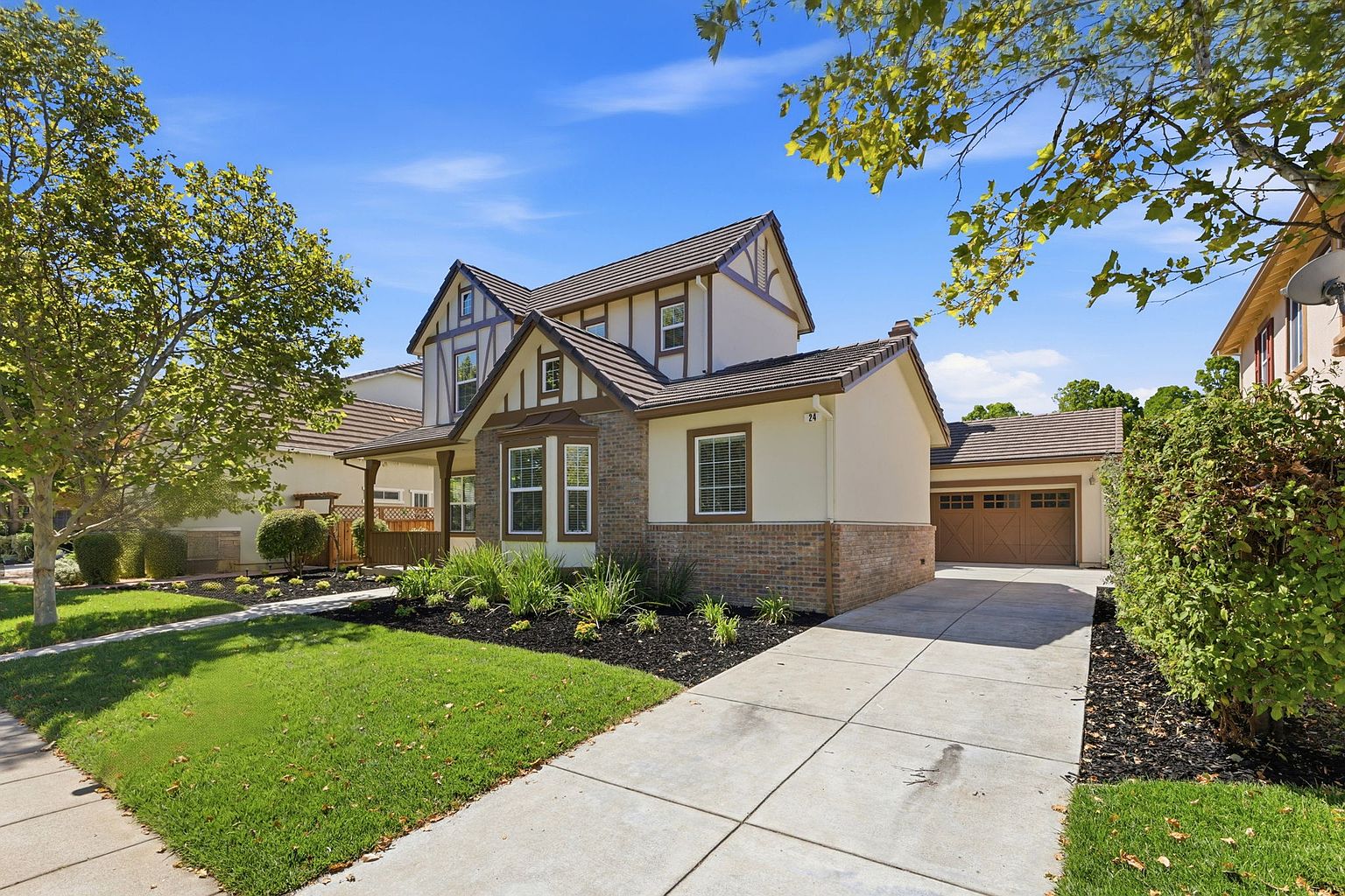 24 E Heritage Dr photo 3
