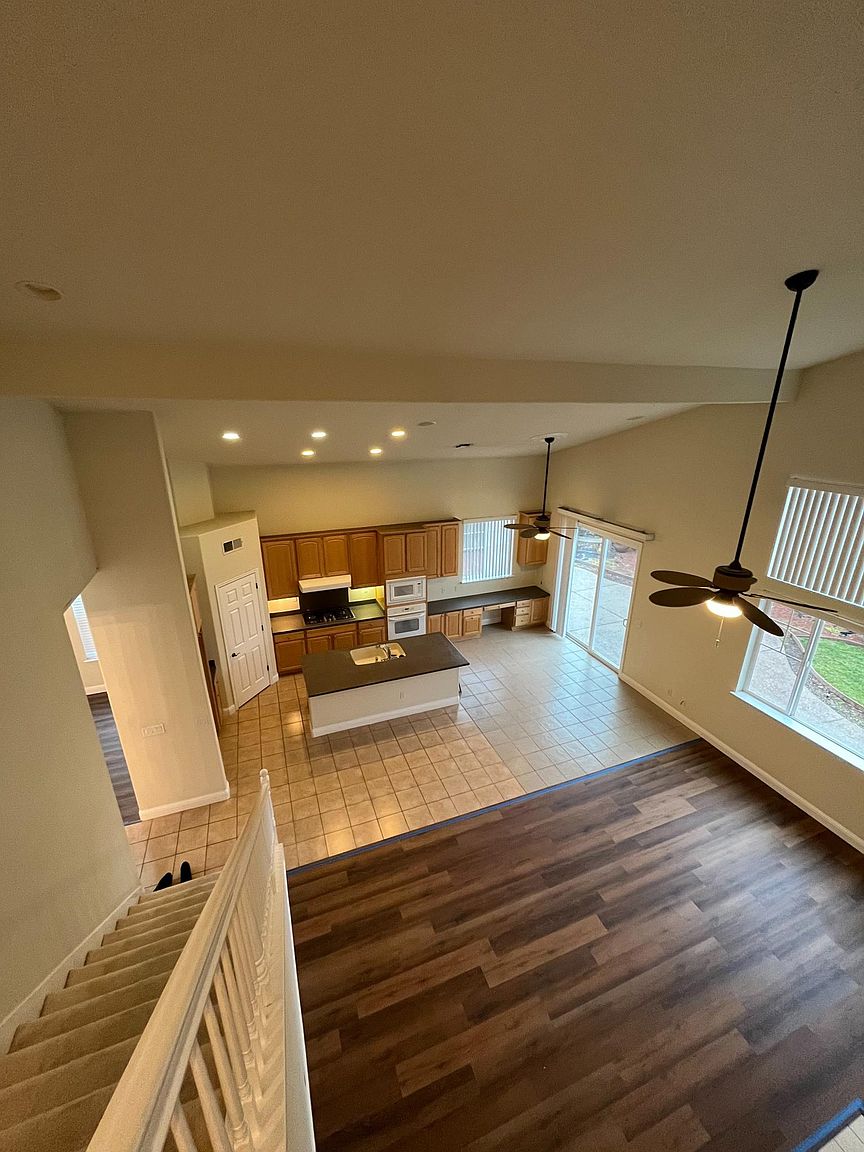 373 McLeod Ave photo 2