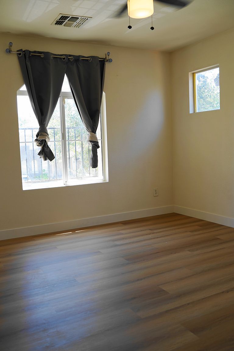 1442 E Mobile Ln photo 5