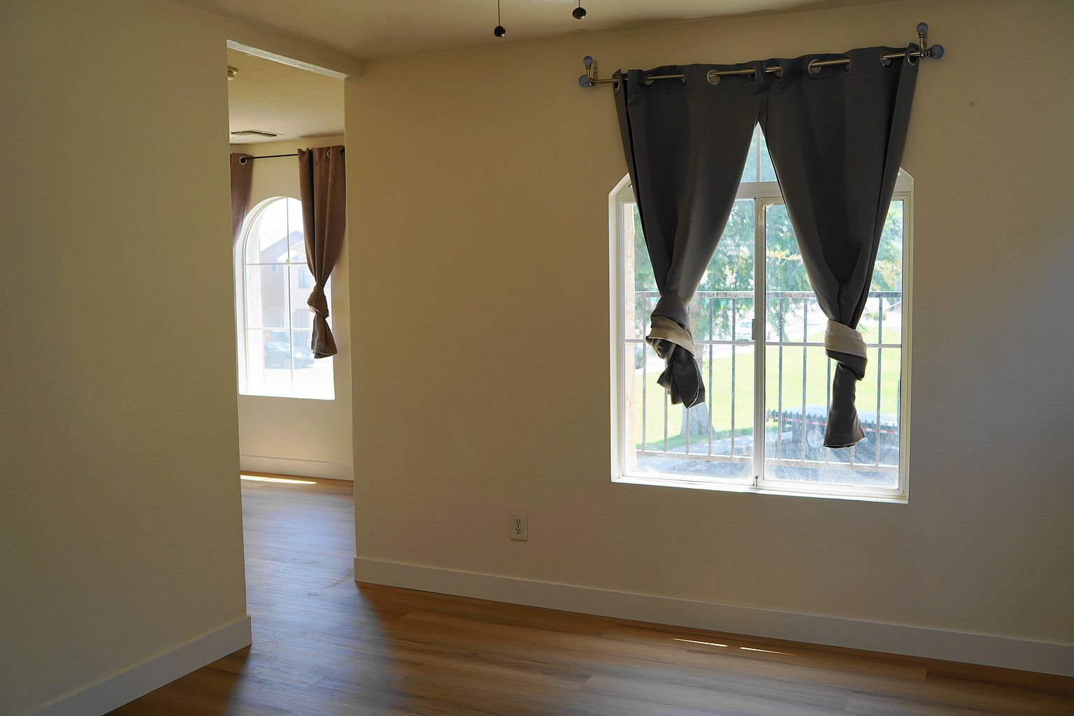 1442 E Mobile Ln photo 2