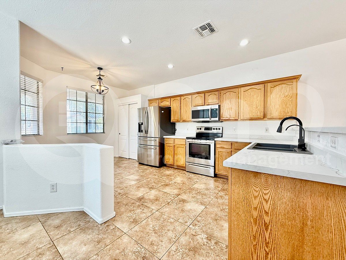 3748 E Sundance Ave photo 3