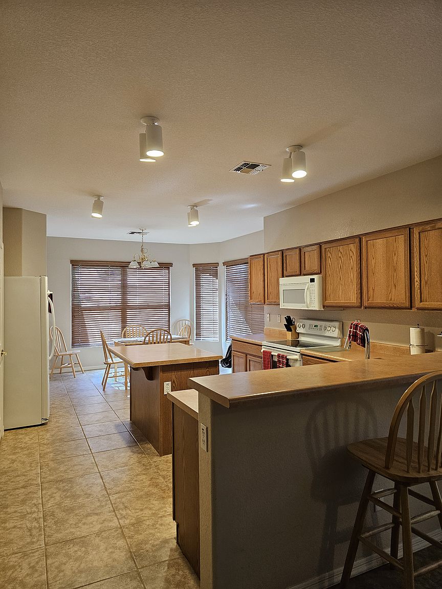 3048 E Hazeltine Way photo 2