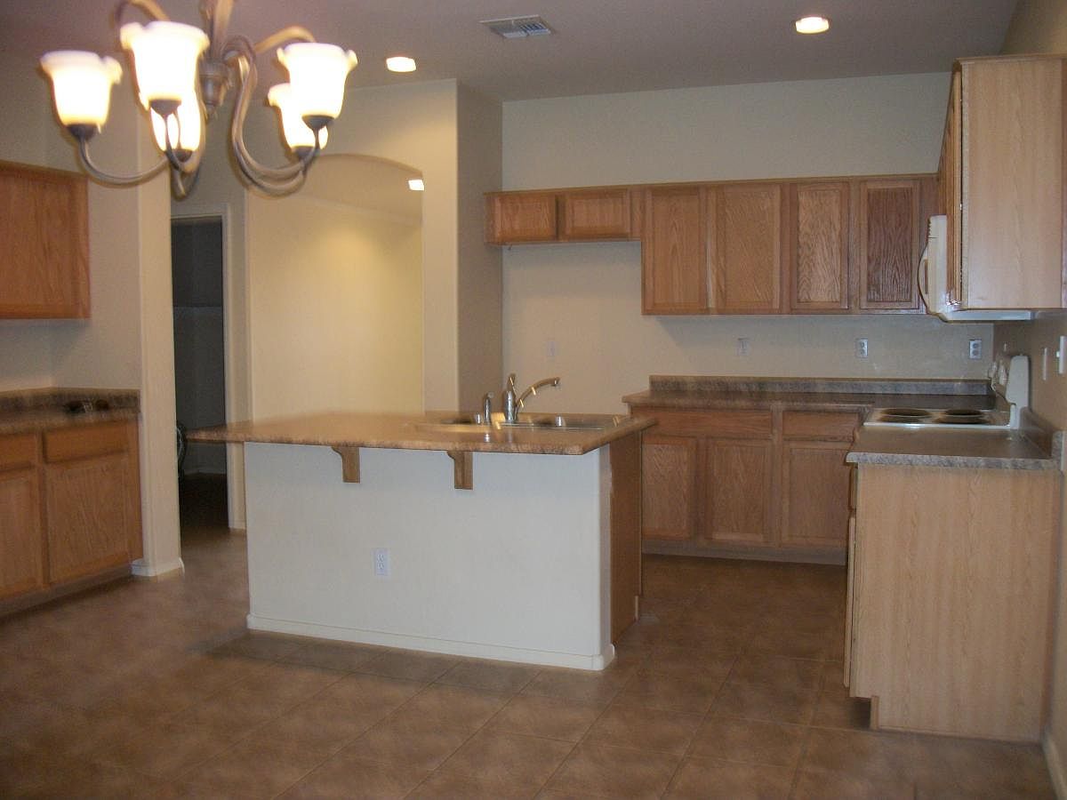 16913 W Nottingham Way photo 2