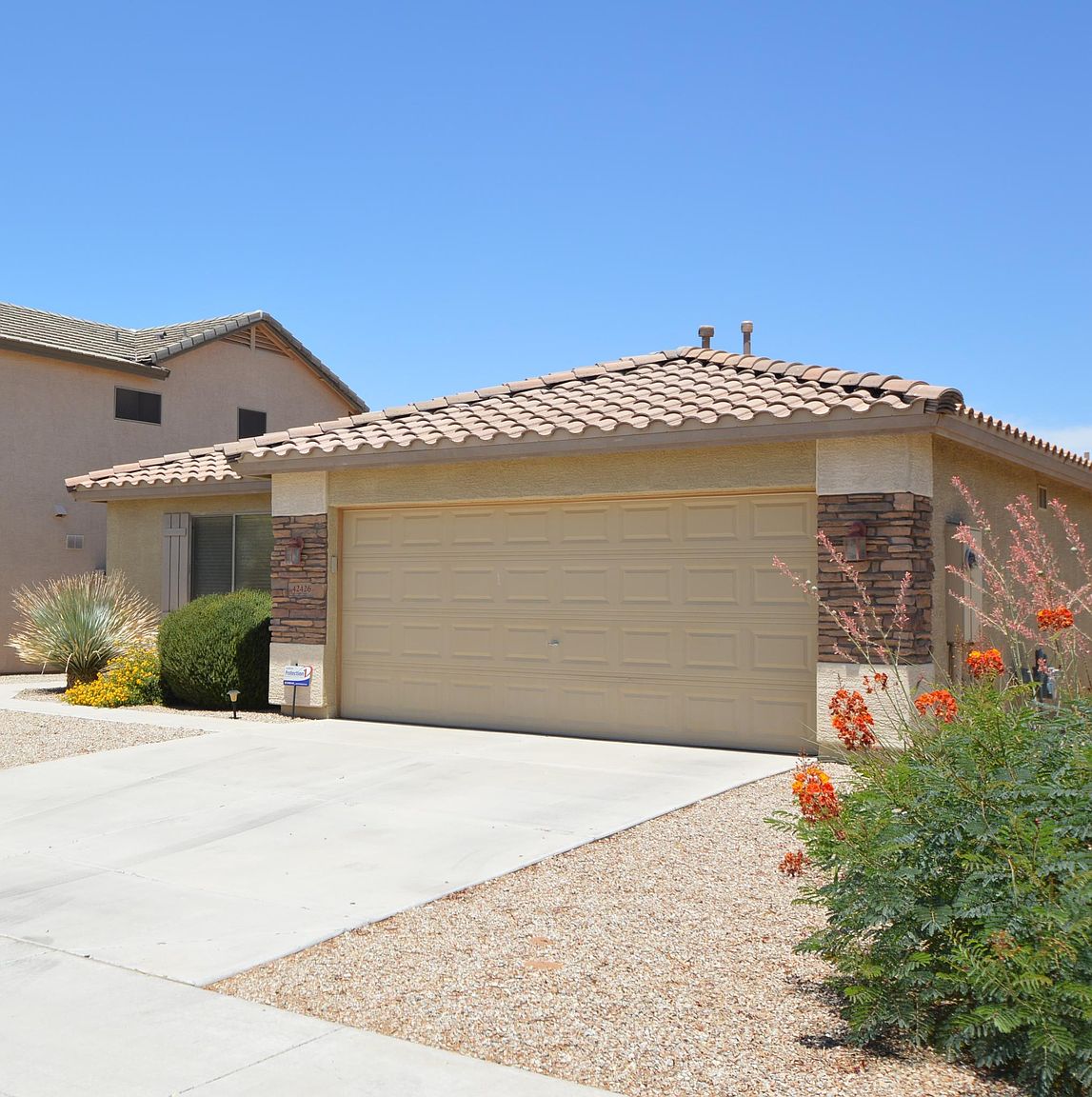 42426 W Desert Fairways Dr photo 2