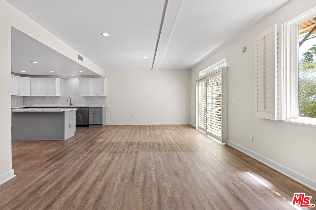13200 Pacific Promenade photo 3