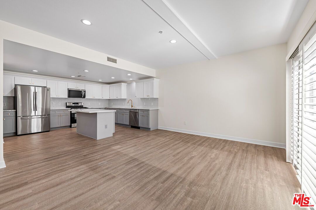 13200 Pacific Promenade photo 4