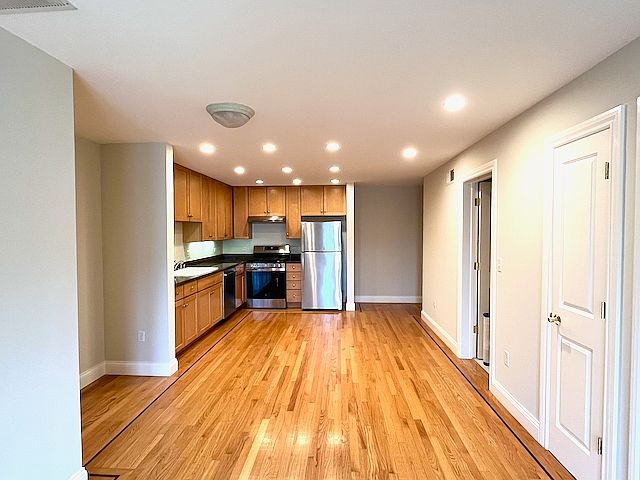 70 Gladys St photo 2