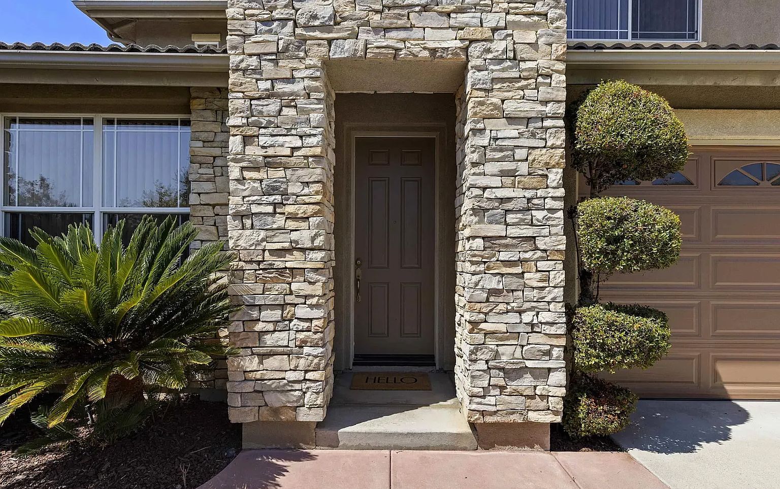623 Edgewater Dr photo 2