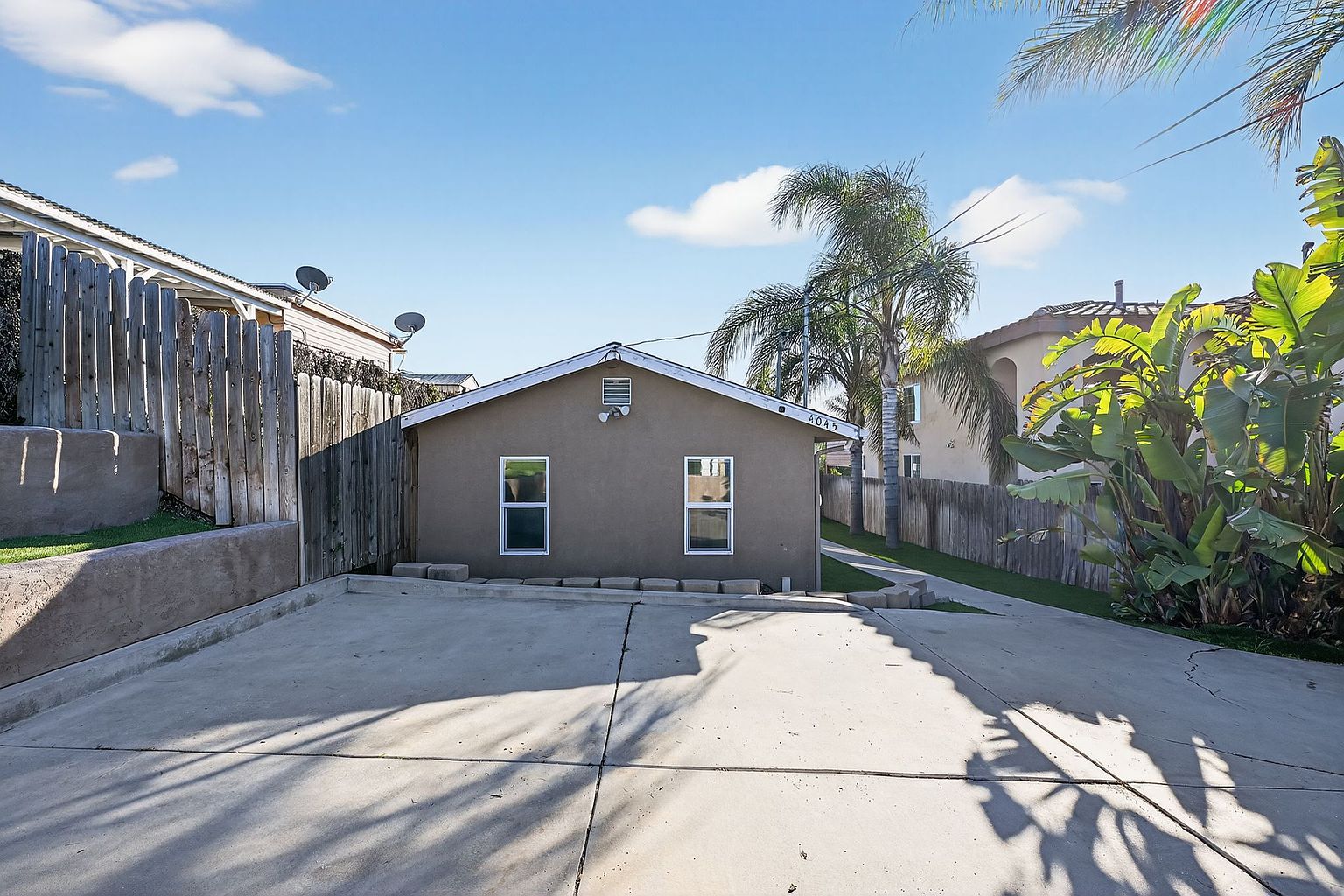 4045 C St photo 2