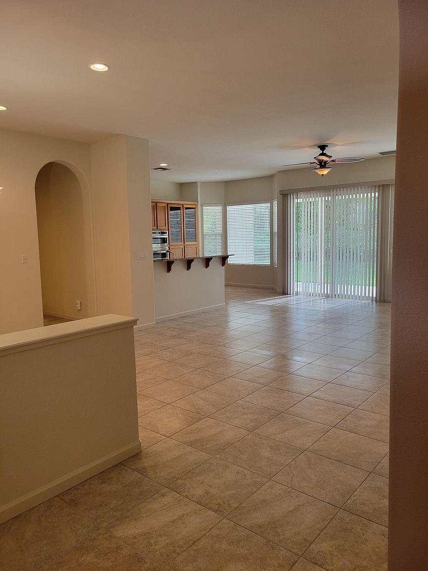 519 Western Hills Dr photo 3
